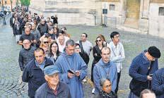 Crowds flock to Pope Francis tomb as eyes turn to conclave