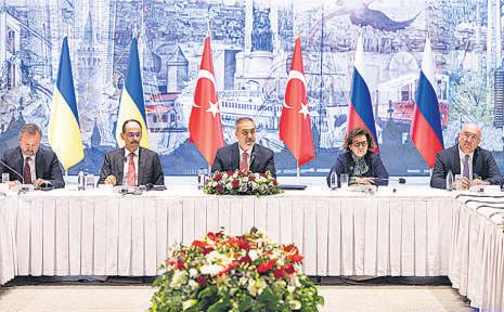 Russia, Ukraine Discuss Truce, Prisoner Swap at Direct Talks