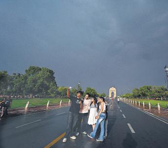 Rain falls, power demand soars on hottest day of yr