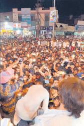 SRK lookalike causes stampede-like scene, internet says 'This is embarrassing'