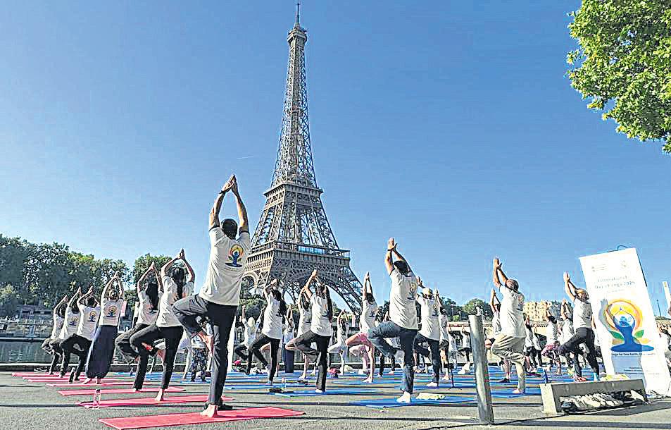 Focus on inner peace, says Modi as India leads world on Yoga Day