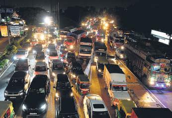 Festive rush chokes Delhi, many stuck in long snarls