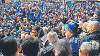 Thousands march against immigration, govt condemns it