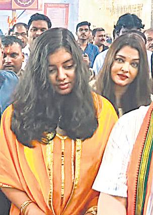 Aishwarya Rai and Aaradhya Bachchan seek blessings at Ganpati celebrations