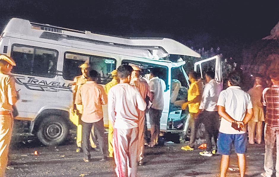 15 die as mini bus rams into trailer in Rajasthan