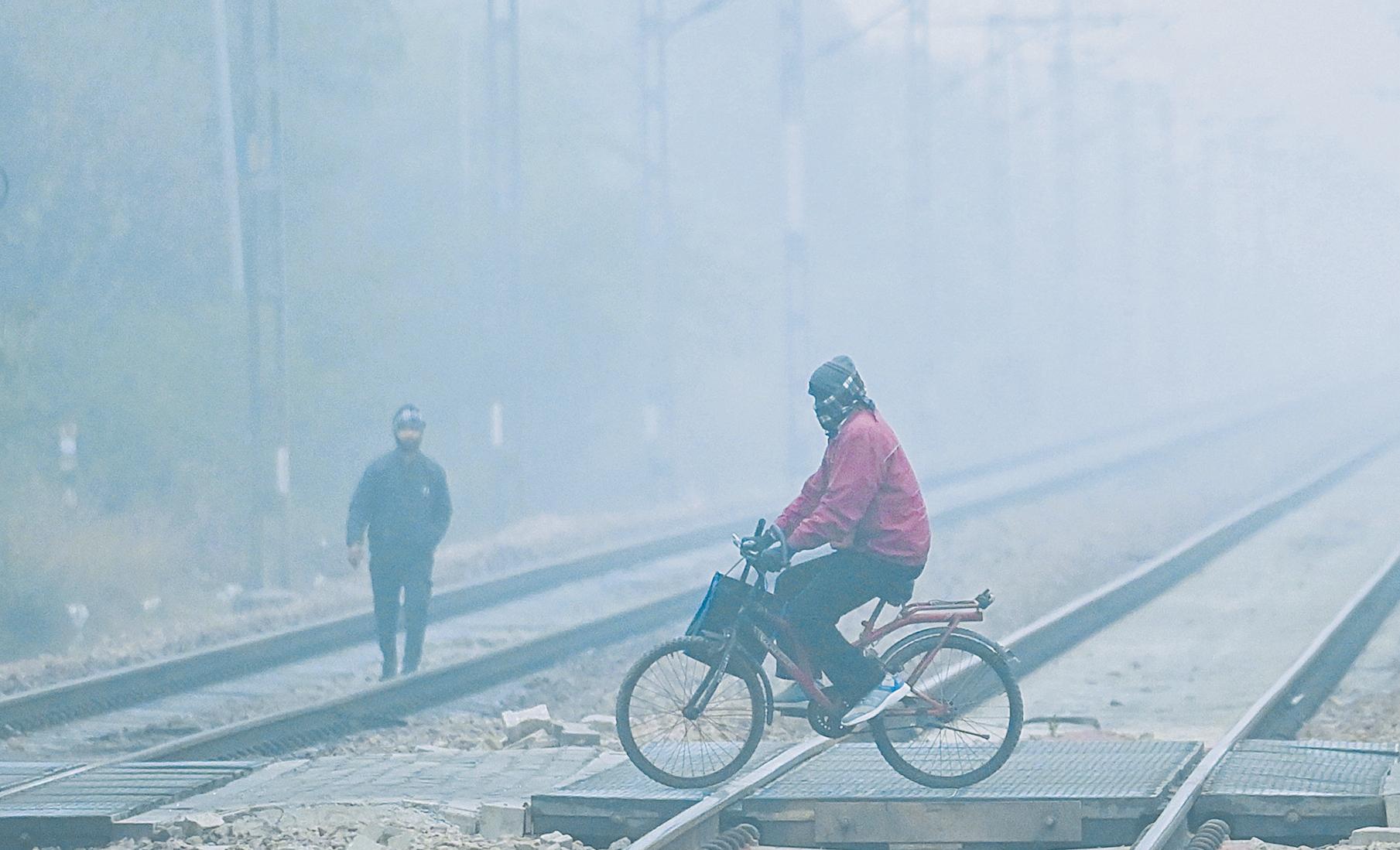 New year, same story: Chill, fog, ‘very poor’ air continue