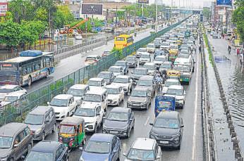 Rain clogs roads, e-way traffic
