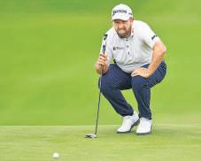 Lowry feels the gloom as Scheffler powers on