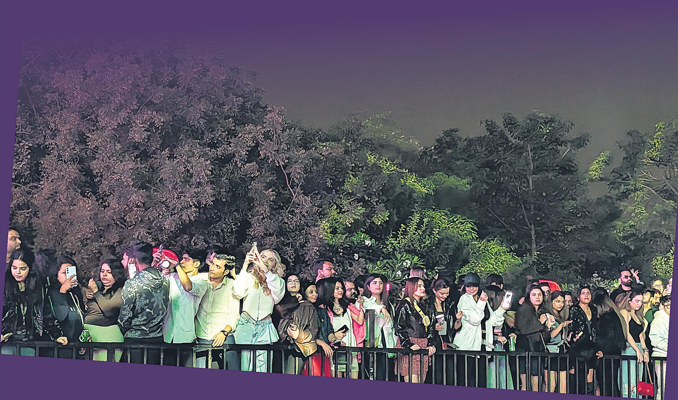 AKON TIME-TRAVELS DELHI TO THE 2000S