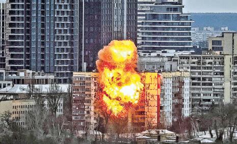 Russia pummels Ukraine ahead of key Zelensky-Trump meeting