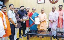 Day after honour, mayor returns to grand welcome