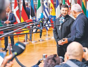 After US, EU piles pressure with more Russia sanctions