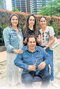 Hema Malini, Esha set to host prayer meet for Dharmendra in Delhi