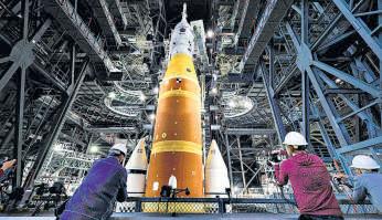 Nasa readies for Moon race with China