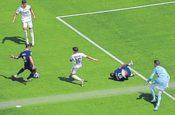 Enrique eyes more history after PSG’s 4-0 rout of Real