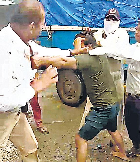 Tempo driver held for assaulting traffic constable, video goes viral