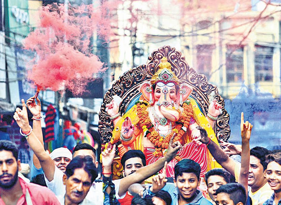Ganesha idols up to 6 feet must be immersed in artificial ponds: HC