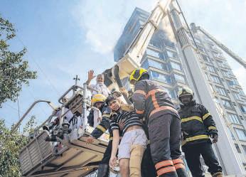 Fire engulfs Jogeshwari biz centre; 27 rescued