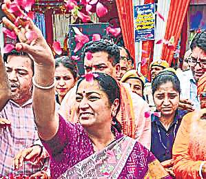 CM welcomes Kanwariyas to Capital with flower showers