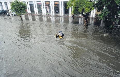 Downpour holds city hostage to waterlogging, traffic snarls