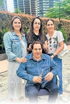 Hema Malini, Esha set to host prayer meet for Dharmendra in Delhi