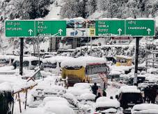 Hundreds stranded, roads shut as heavy snowfall cuts off Hills