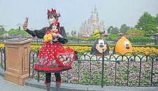 Disneyland buzz puts focus on theme park woes