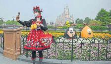 Disneyland buzz puts focus on theme park woes