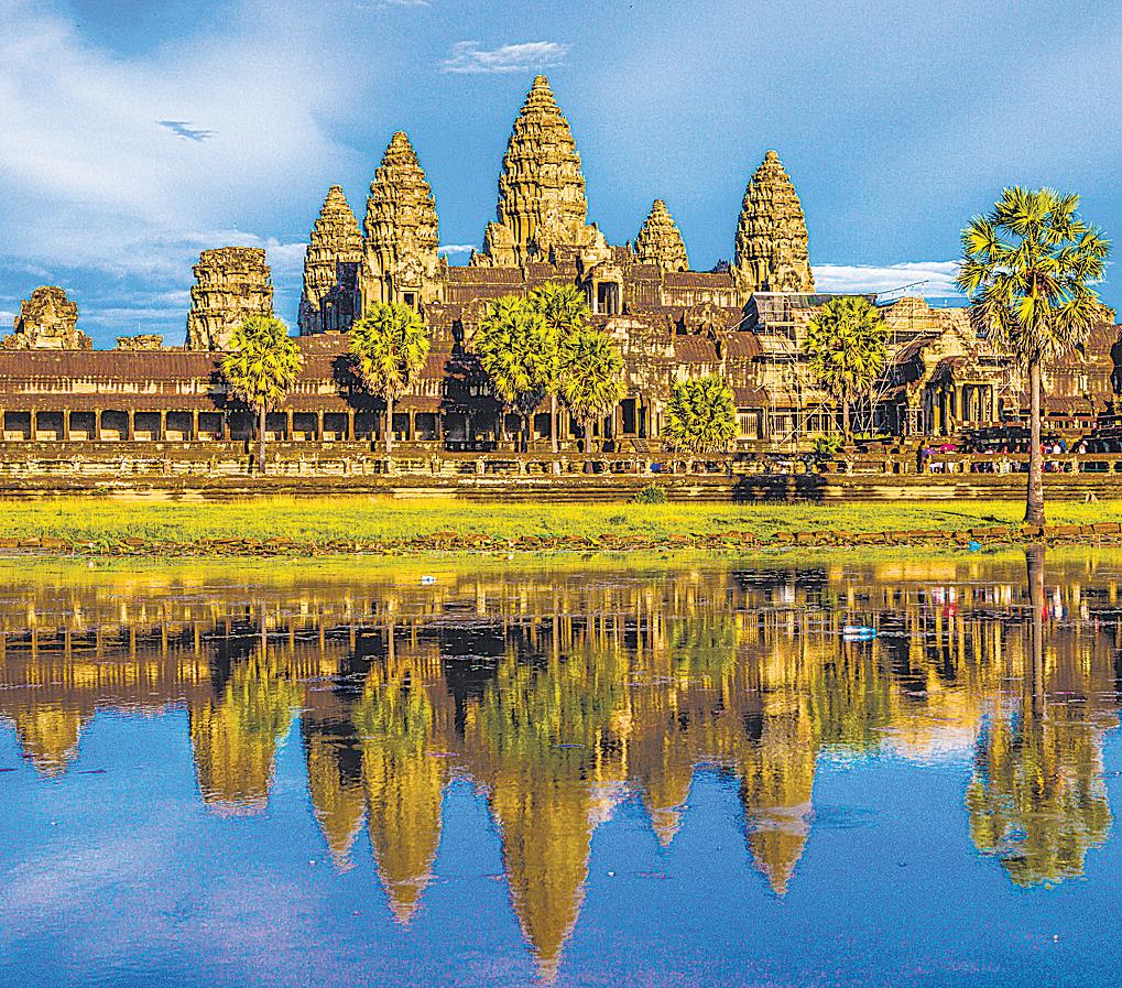 Thunder, lightning and rain in Angkor Wat
