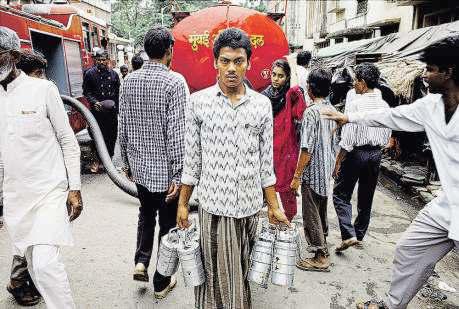 Images of a city in perpetual motion