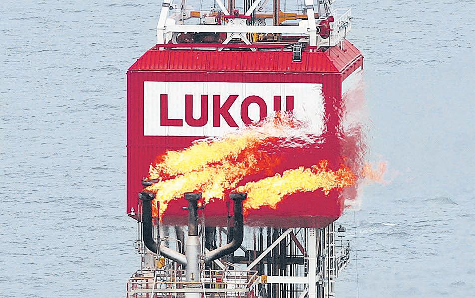 Russian oil discounts rise as refiners shun Rosneft, Lukoil