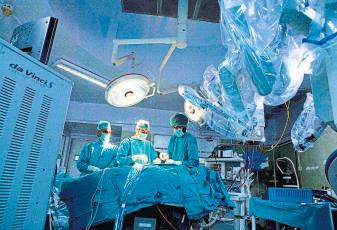 Med regulator to ban brand promotions at live surgeries