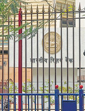 Banks trim gilts to power loan growth as deposits slow down