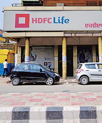 HDFC Life to cut commissions to cushion GST blow