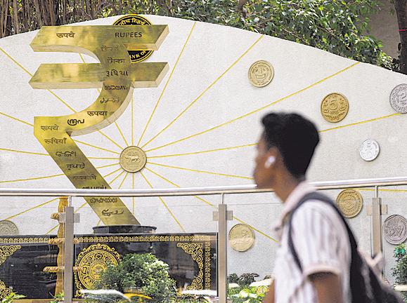 Rupee nears record low against US dollar