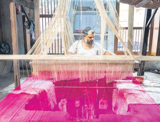 Taking the loom route to explore historical weaves