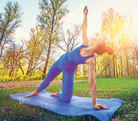 Doing yoga regularly can improve flexibility and stamina, and it is ideal to combine it with a sport and a healthy diet for complete wellness