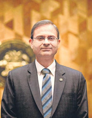 It's a dilemma whether to lower rates in a bold or measured way