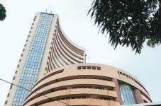 Retail, HNIs chase IPO listing gains despite looming risks