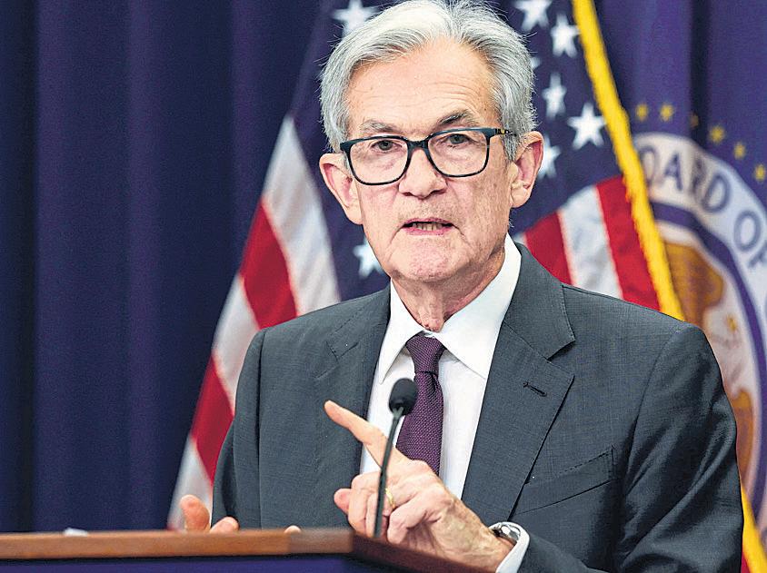 Powell Spots Job Worries, Opening Path to Rate Cut