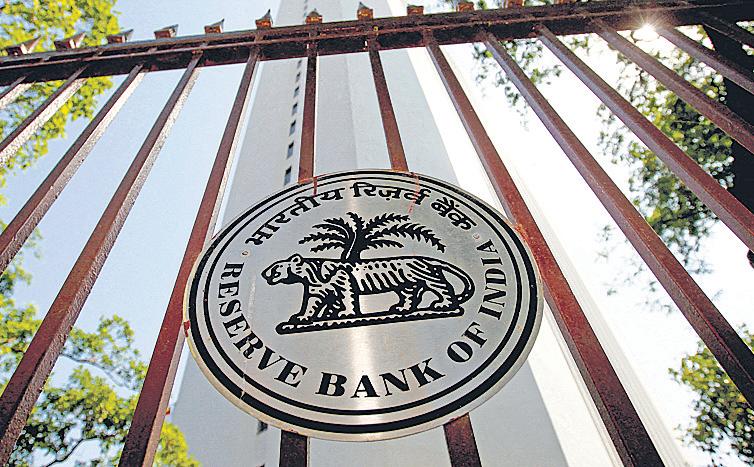 RBI at fork in road, experts back chasing headline inflation target
