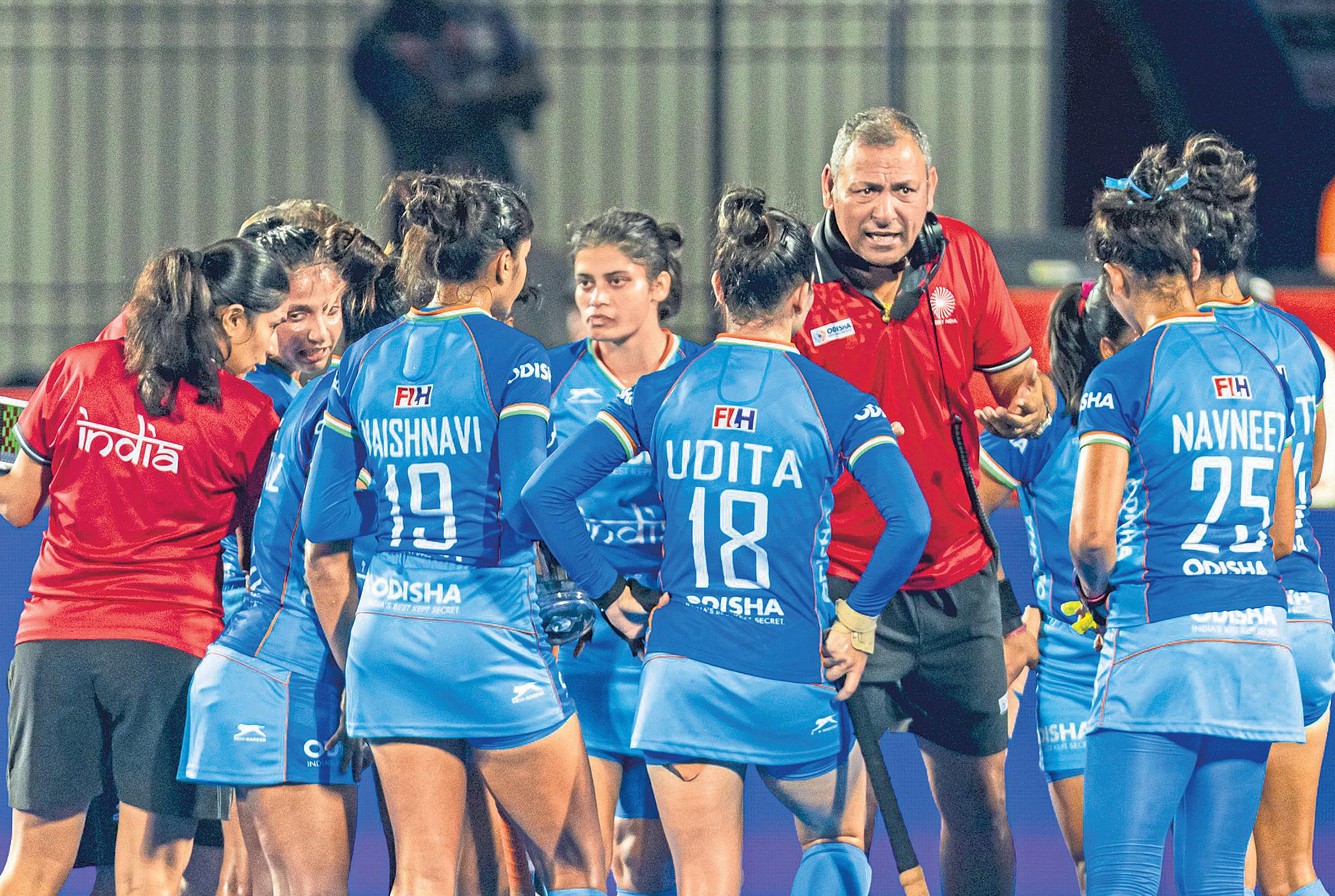 Women's hockey team hopes to turn the tide
