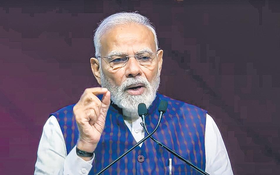 PM Exhorts Indian Firms to Secure Global Chip Patents
