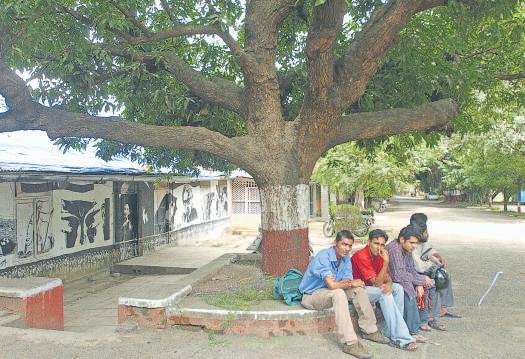 An excerpt from a book on Jagat Murari shows how the Film and Television Institute of India initially relied on famous guest lecturers