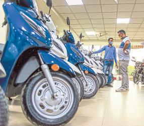 India Mulls Emissions Norms for 25 Mn Two-Wheeler Fleet