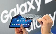 Samsung debuts 1st trifold smartphone