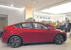 Tesla sales surge to record on rush to snag US tax credit