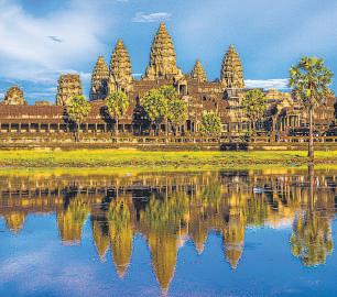 Thunder, lightning and rain in Angkor Wat
