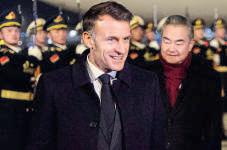 Xi courts Macron to isolate Japanese PM