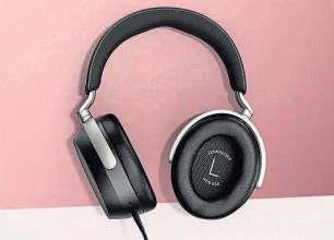The battle of the premium wireless headphones